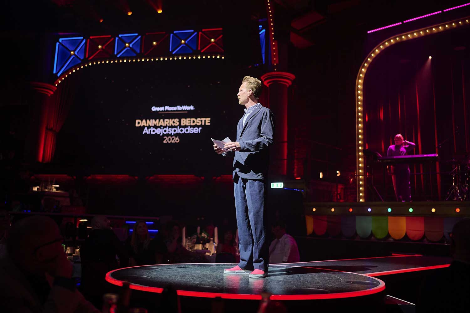 Aftens vært Huxi Bach