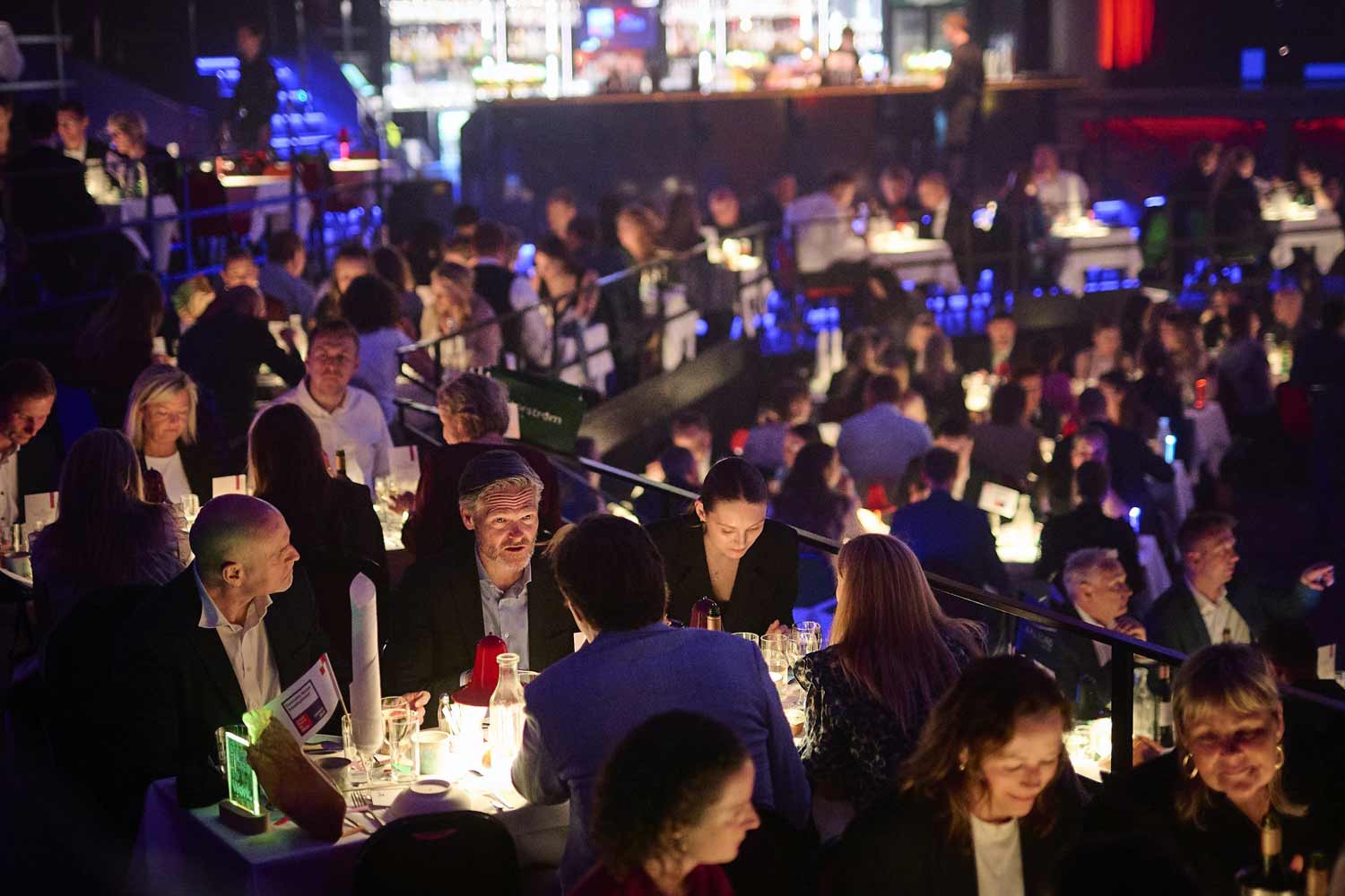 Feststemte gæster i Cirkusbygning