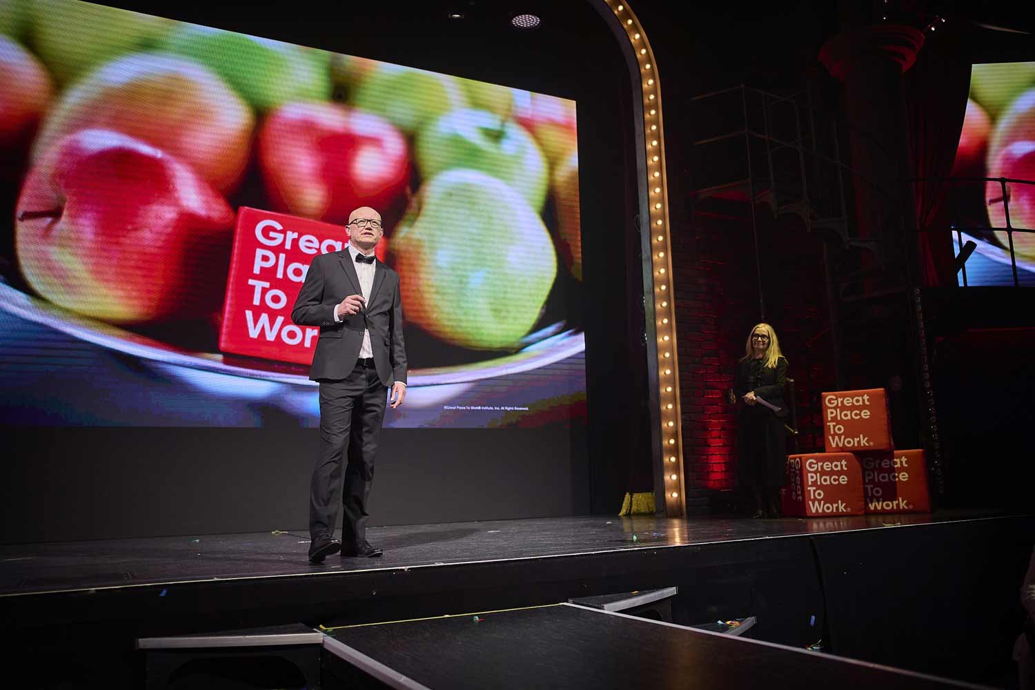 Morten Lauridsen og Liselotte Jensen fra Great Place To Work Danmark på scenen i Cirkusbygningen