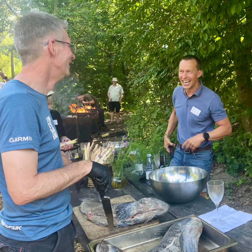 Det stærke sammenhold strækker sig til aktiviteter, hvor kollegaer støtter hinanden og fejrer fælles successer.