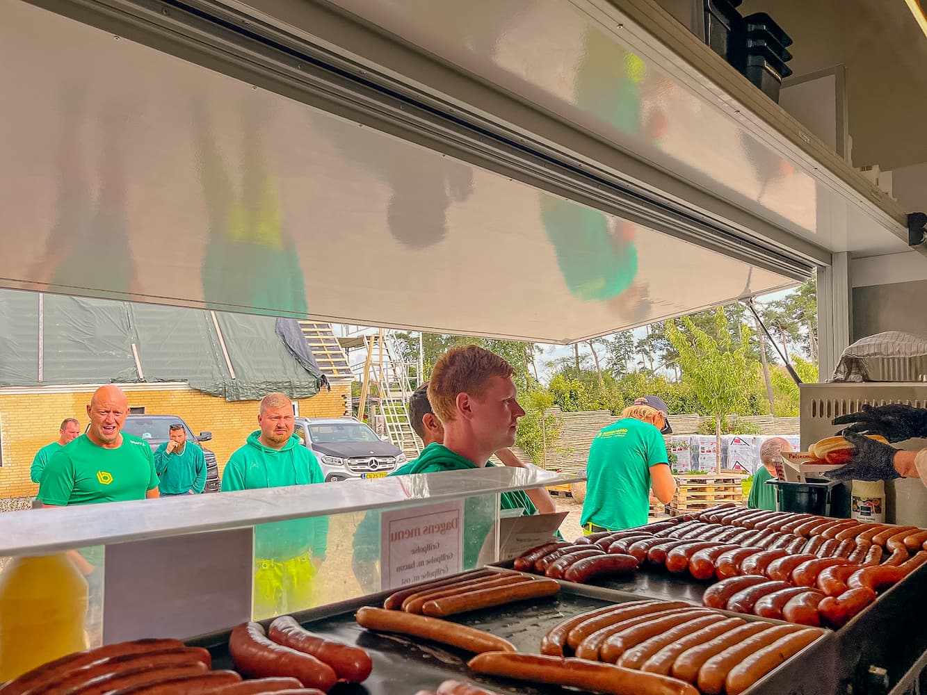Vi nyder et godt kollegialt samvær flere gange om året med pølsevogn