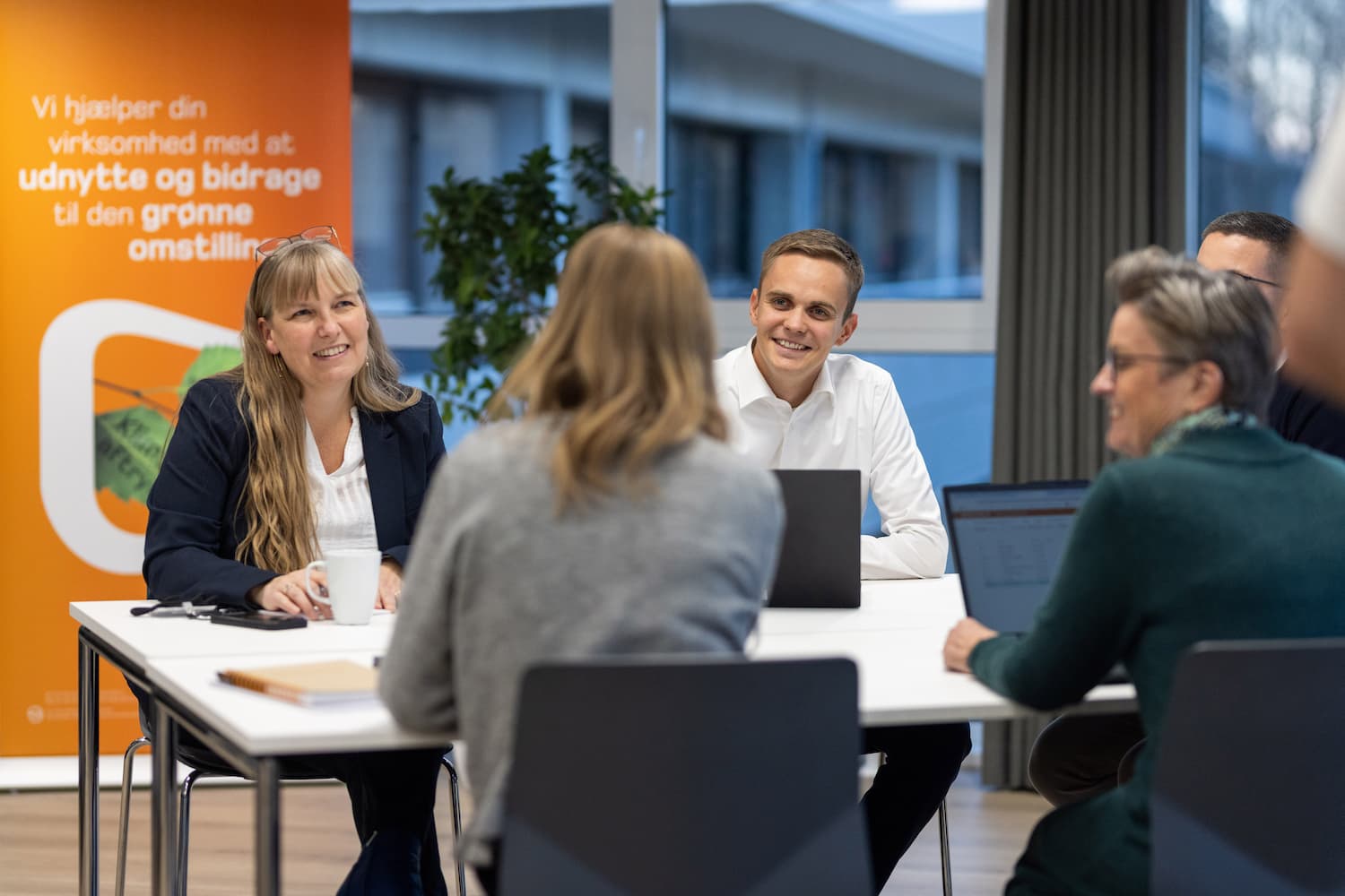 Vi ønsker at skabe balancerede rammer, hvor trivsel, kollegaskab, ambitioner og personligt drive går hånd i hånd.