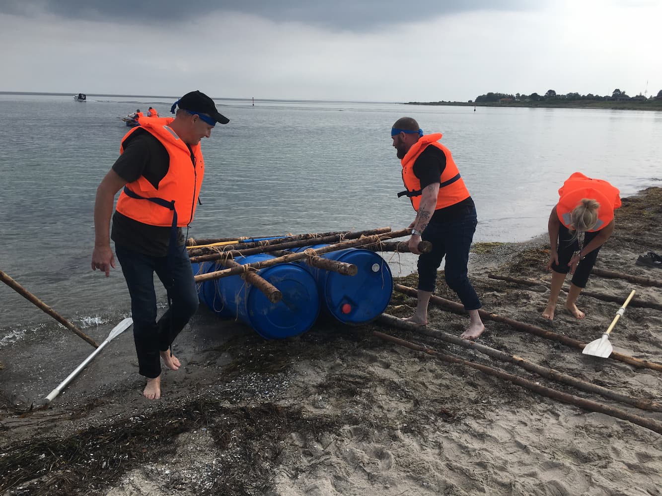 Samarbejde i fuld gang – vi bygger en tømmerflåde og krydser fingre for, at den holder!