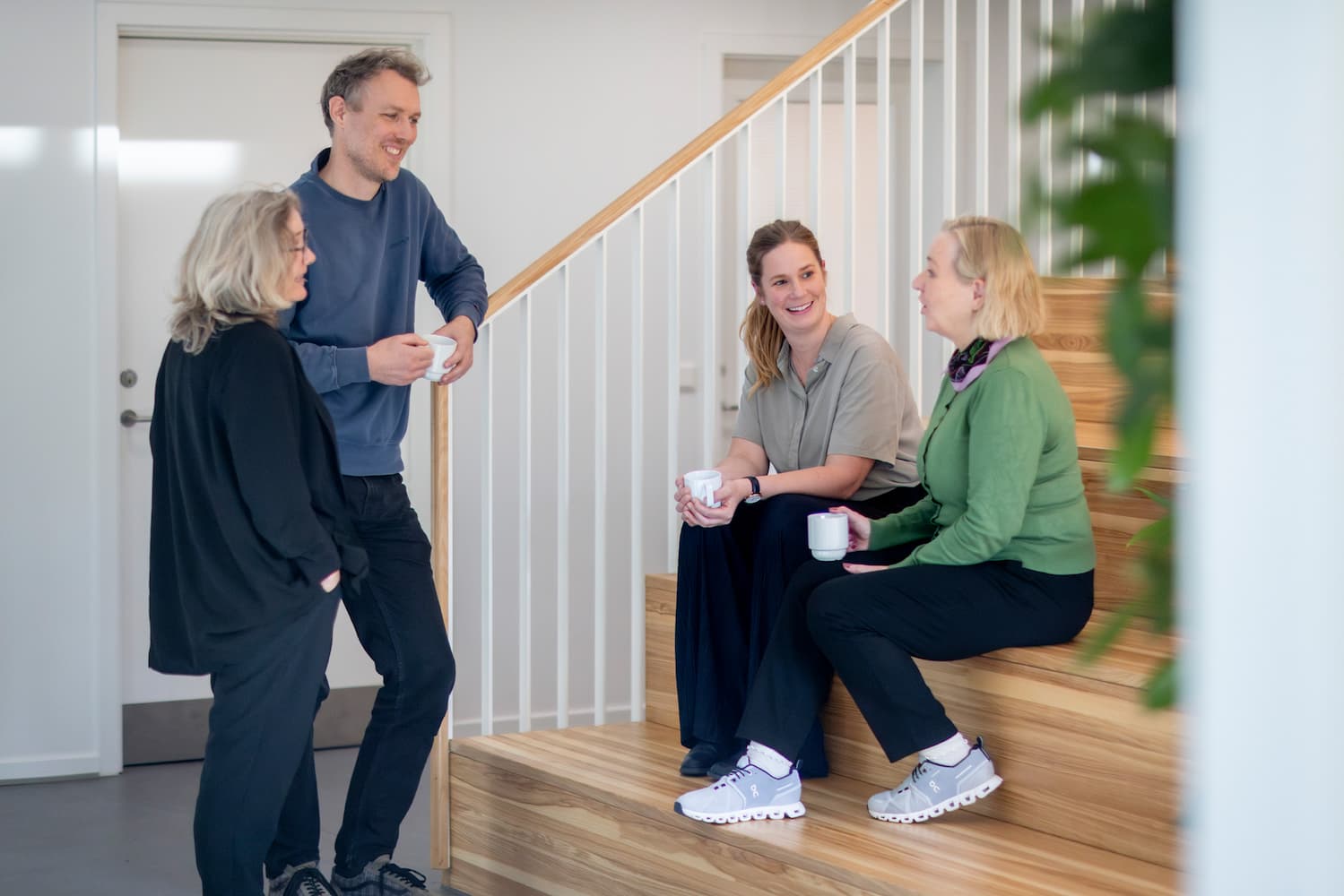 Medarbejdere ved kaffestation