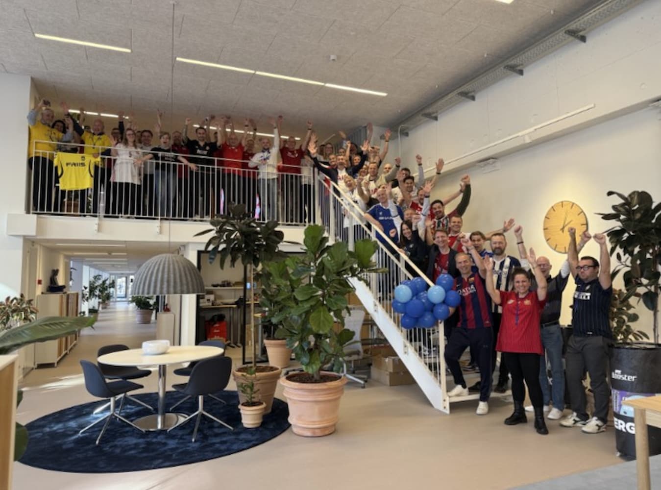 Vi støtter Børne Cancer Fonden og deltager samlet i FodboldtrøjeFredag