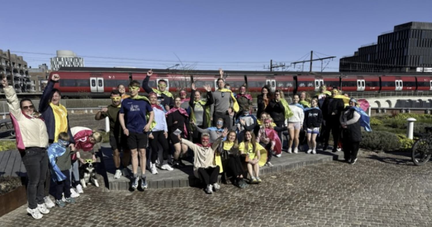 Vi er stolte partnere med Børneulykkesfonden og Legeheltene. Her er kolleger samlet til Super Hero Run