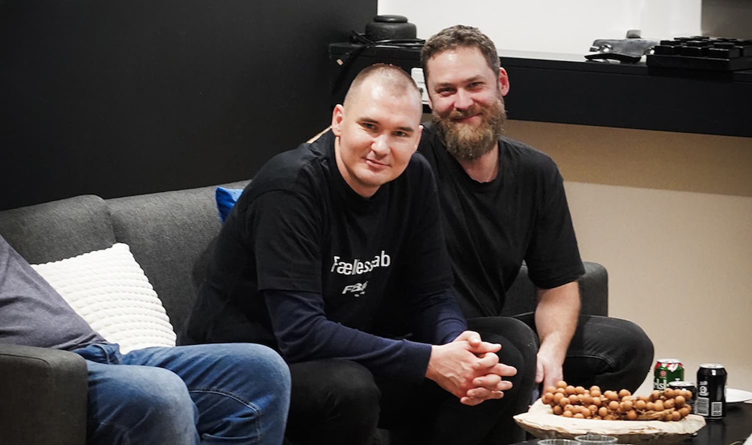 Vi har en flad struktur og gør en dyd ud af ledelse i øjenhøjde, og vi forstår værdien af teamindsats og fællesskab.