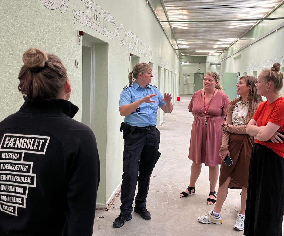 Rundtur på FÆNGSLET med en fængselsbetjent som arbejdede her inden det lukkede som fængsel i 2006