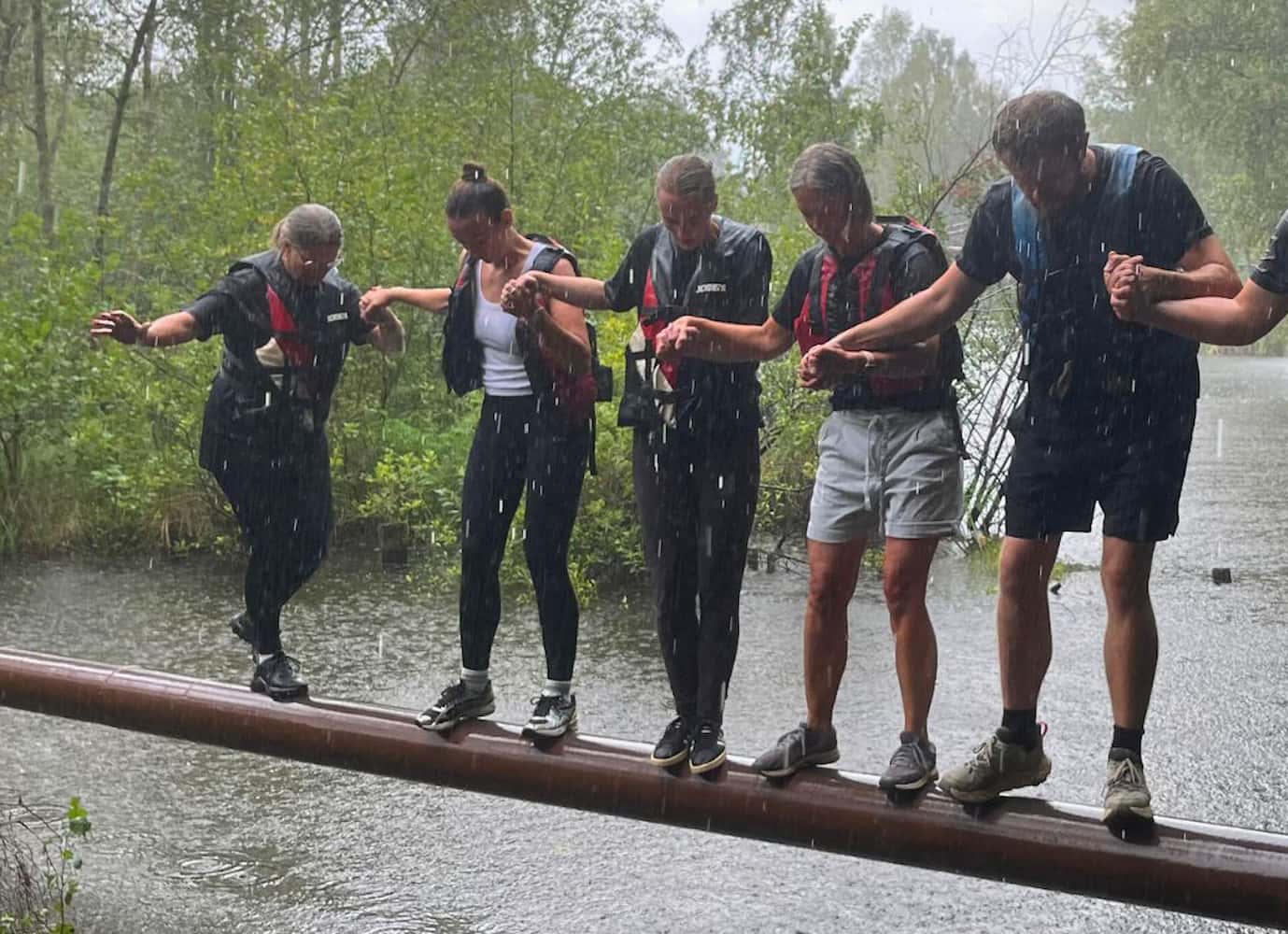 Nogle af FÆNGSLETs personale på (ikke så) slap line i regnen
