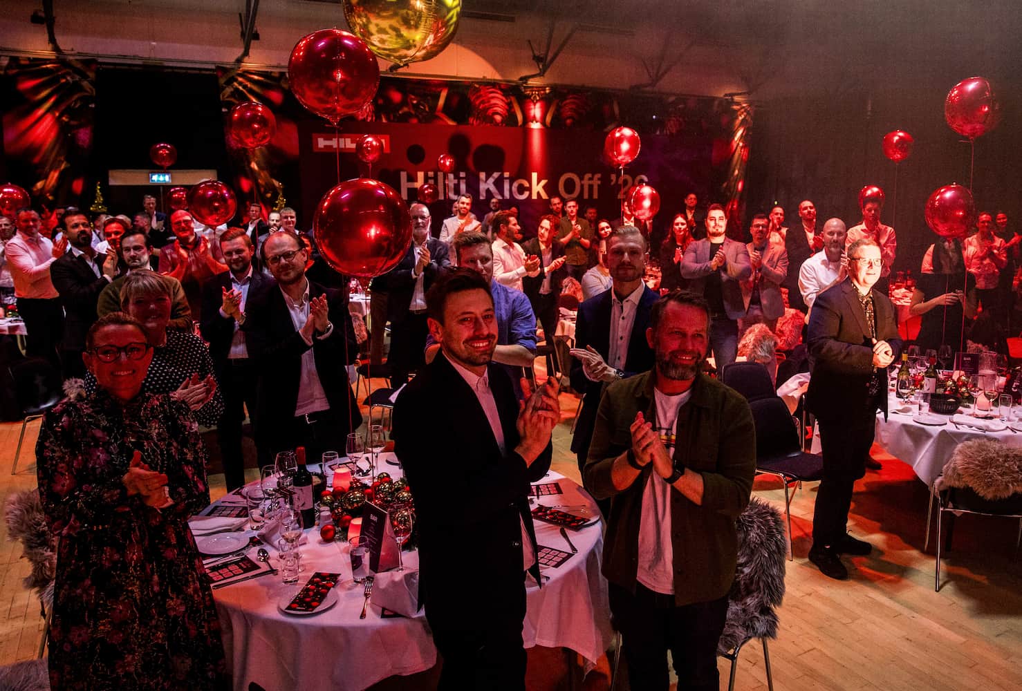 Alle medarbejdere til Kick off og julefejring på Vingsted Hotel - en aften fyldt af fejring, livemusik, optræden & hygge