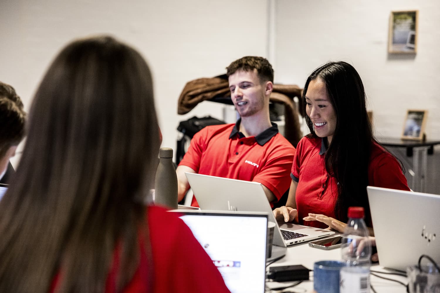 Finansteamet i kreative og hyggelige diskussioner ved møde og arbejde offsite. 