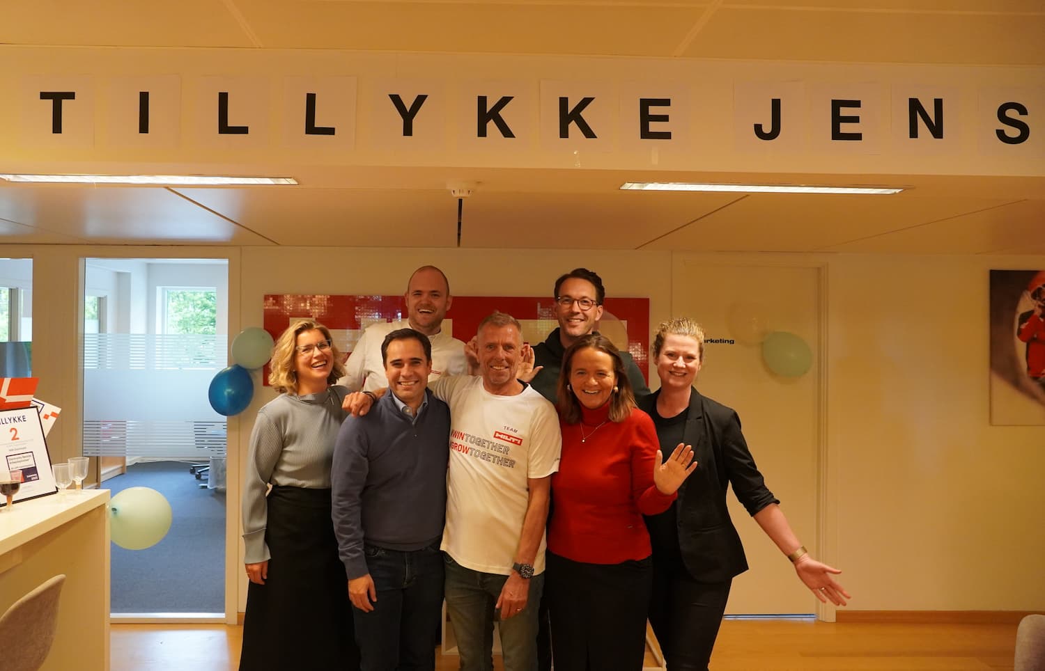Fejring af vores 25-årsjubilar Jens sammen med kollegaer, familie og eksterne gæster - her sammen med ledelsesgruppen