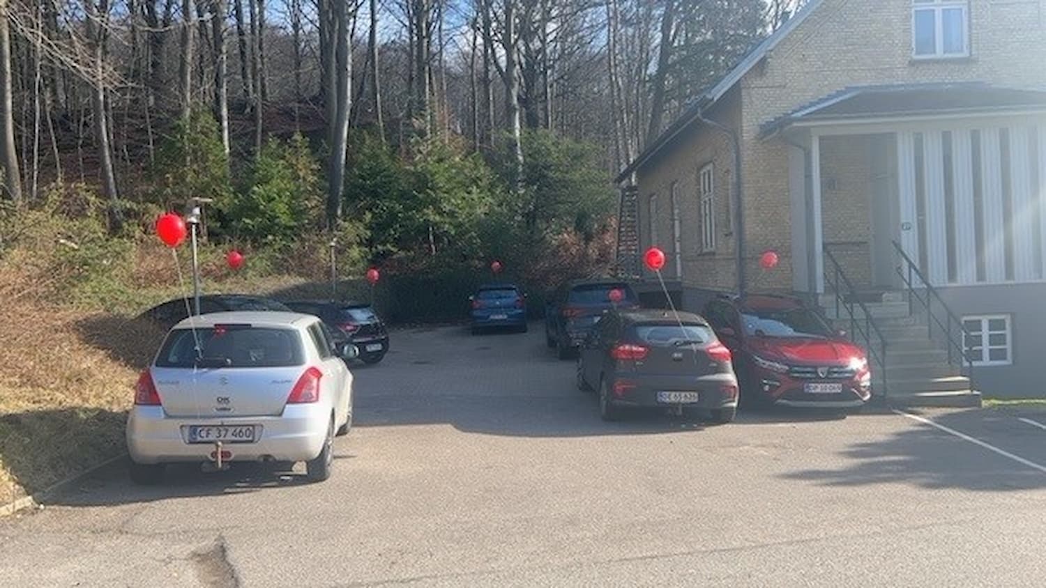 Fejring af GPTW-certificering med frokost, bobler og kage – og pyntede biler, så alle kunne mærke vores begejstring.