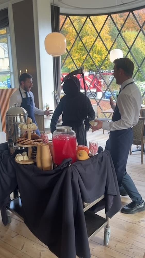 Arbejdsglædeambassadørerne overraskede med uhyggelig Halloween – manden med leen delte lækkerier ud til alt personale.