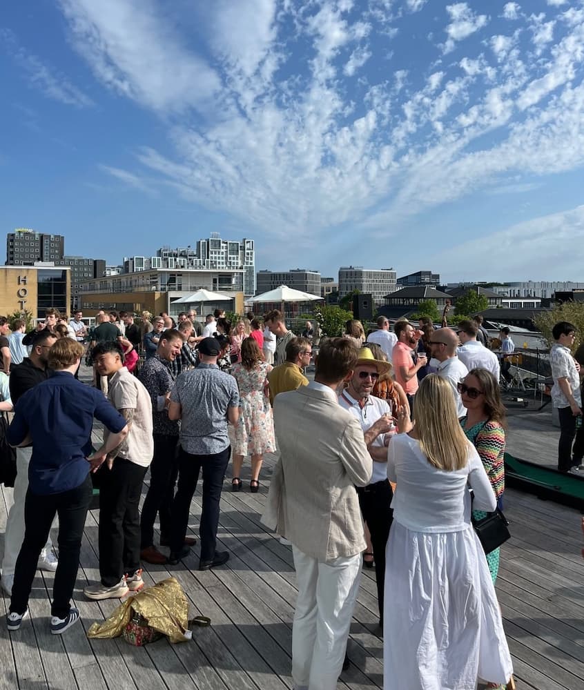 Vi vægter det sociale fællesskab højt. Her til vores årlige sommerfest, hvor alle medarbejdere og deres partner samles