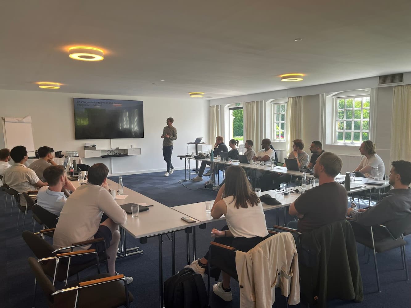 Vi investerer i vores medarbejdere. Vores interne uddannelsesprogram giver plads til udvikling med skræddersyet forløb