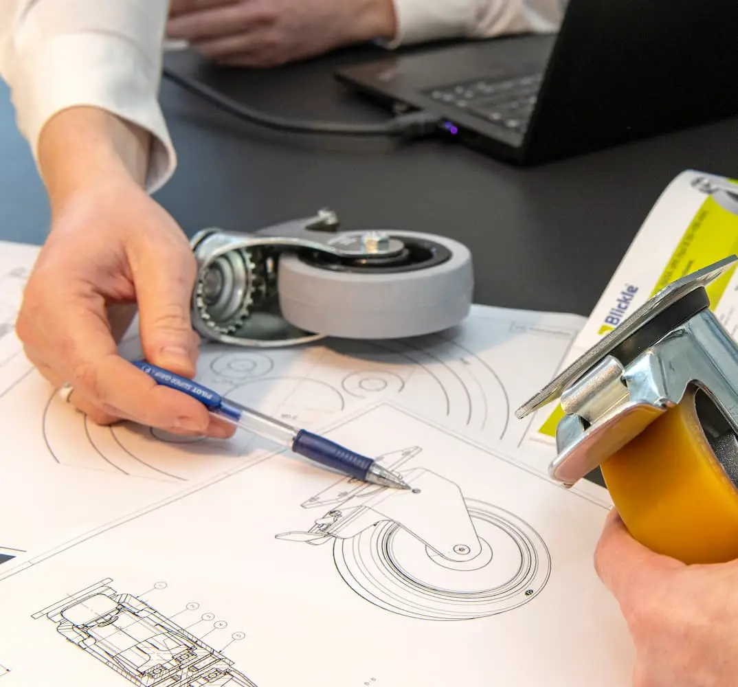 Teknisk rådgivning af en kunde på KS Gruppens kontor i Aalborg Ø