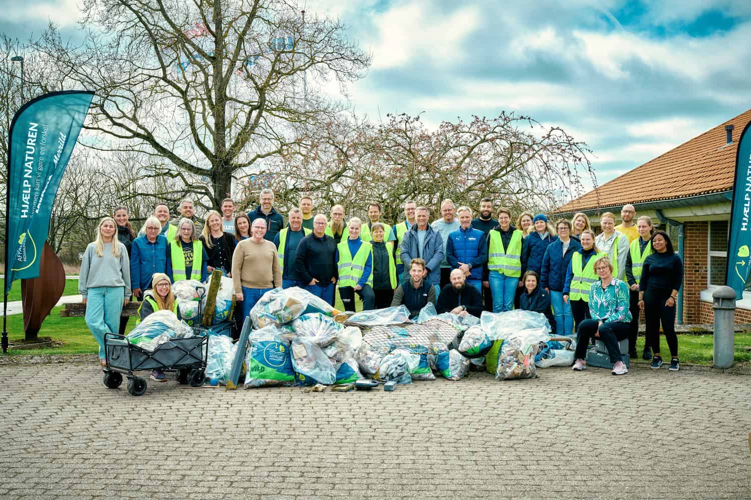 Affaldsindsamling: En hyggelig dag og tradition med godt kollegaskab og masser af frisk luft, som alle ser frem til.