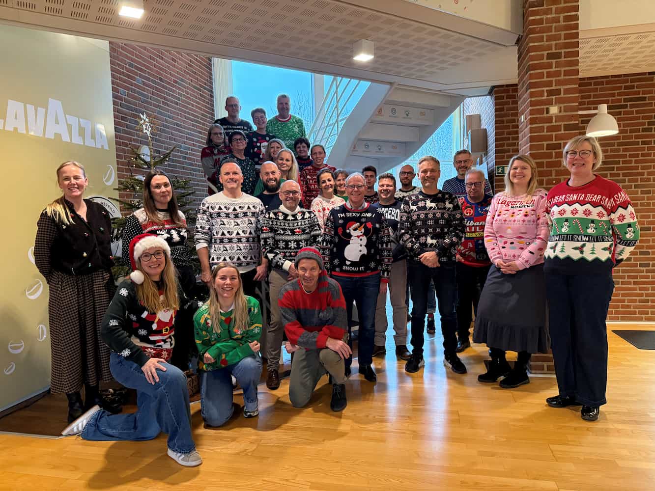 Vores traditionsrige julesweaterdag, hvor kontoret summer af grin, højt julehumør og fælleskab.