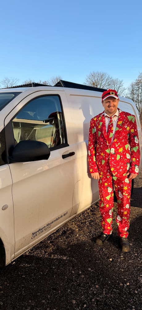 Vores søde chauffør som han ser ud hele december måned hvert år. Han spreder glæde hos alle vores kunder.