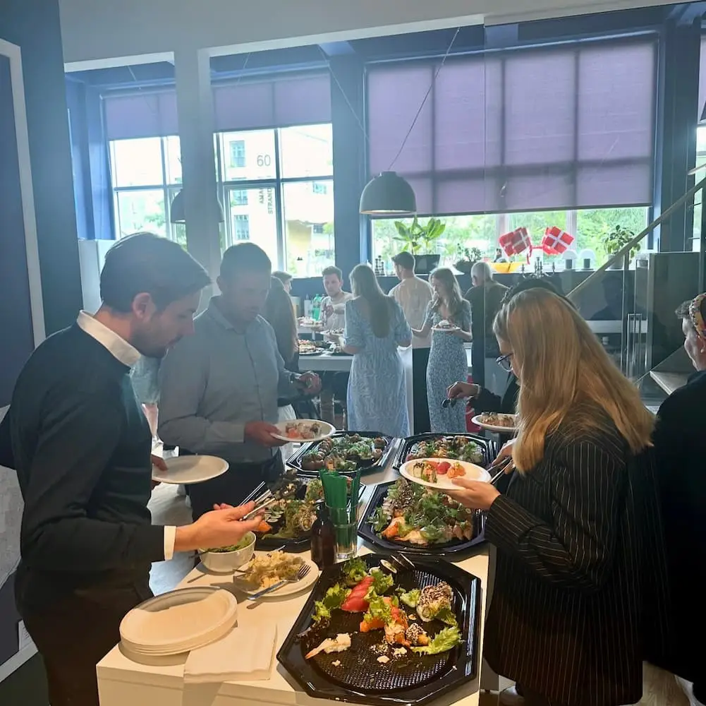 Sushi til fredagsfrokost som plaster på såret for ensartet mad (stadig god) under ombygning.