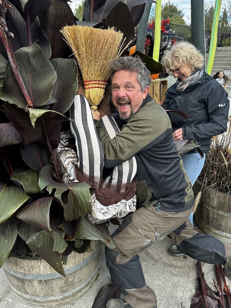 Vi pynter hvert år op til halloween, og gartneren går virkelig op i det, som man kan se.
