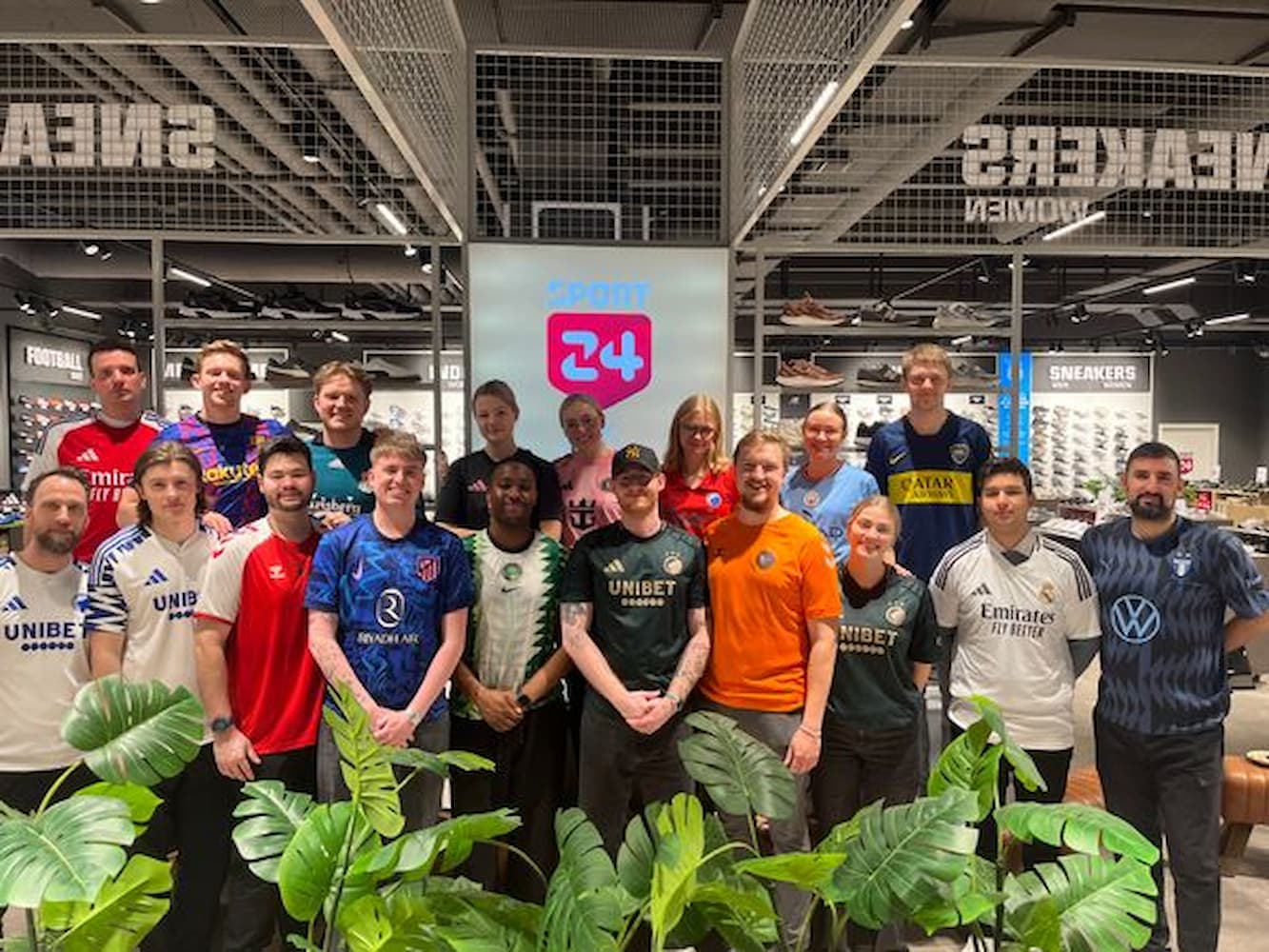Personale fra SPORT 24 Fisketorvet, fodboldtrøjefredag
