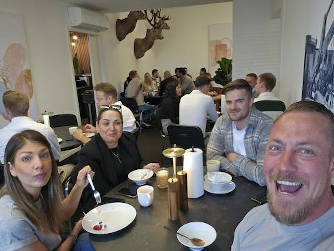  Fællesmorgenmad med frisk skyr, bær og masser af god stemning