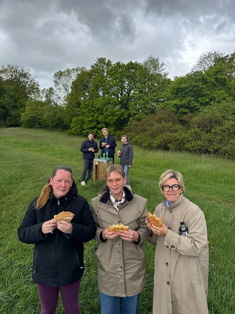 Vi går en tur i frokostpausen, hvor vores sekretærer står klar med sandwich på ruten