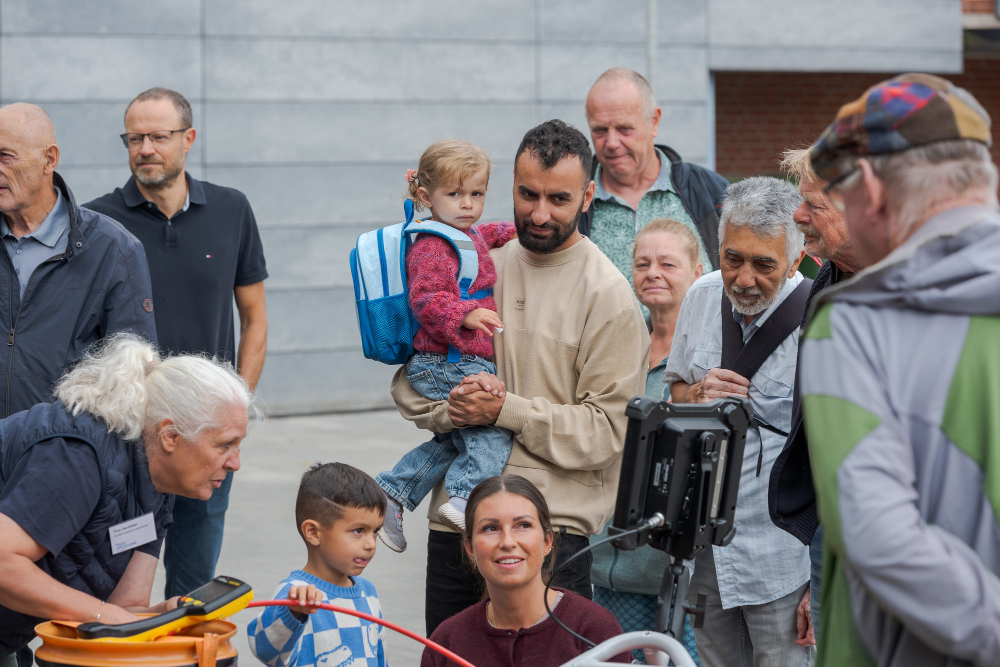 Vores vanddetektiv Tina viser gæster til åbent hus, hvordan vi leder efter vand, der ikke hører til i kloakken