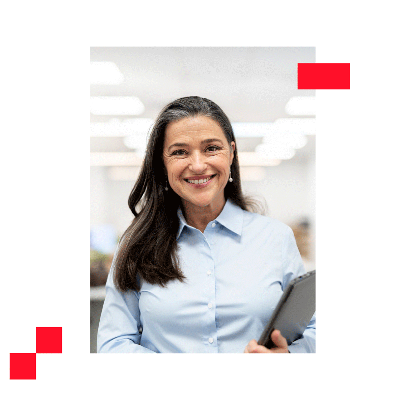 Kvinde er glad over indsigter der kan øge mearbejderengagement