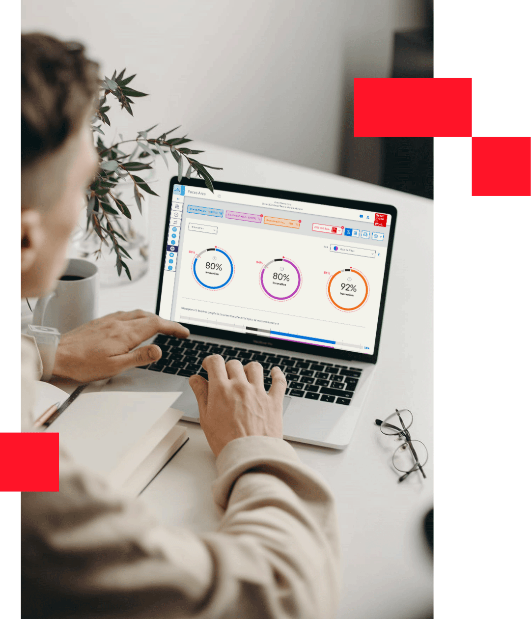 Person ser på medarbejderundersøgelsesplatformen på computer
